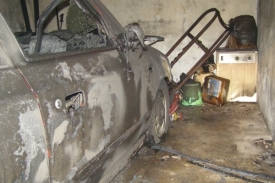 Ohořel&eacute; auto po pož&aacute;ru v Třinci.