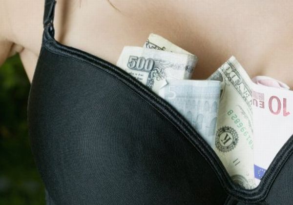 Sasko doporučilo mužům, kteří měli styk s prostitutkou, test HIV.