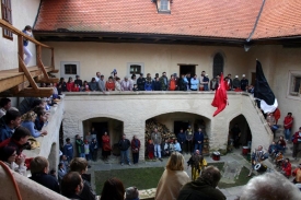 Na Cuknštejně to žije bohatým středověkým životem.