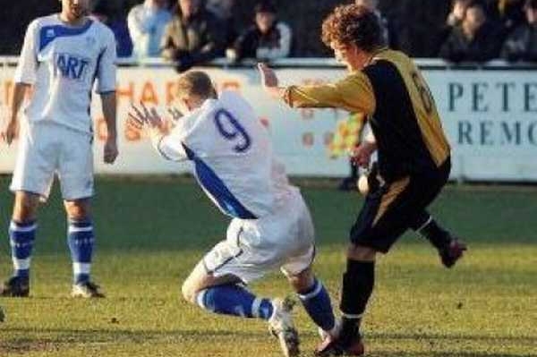 David Pratt z Chippenham Town v utkání VII. anglické ligy. David Pratt z Chippenham Town v utkání VII. anglické ligy.