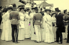 Rok 1908. Muži s volebním právem, ženy bez.
