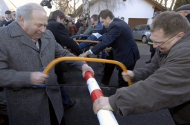 Symbolické odstranění závory mezi Českem a Německem.