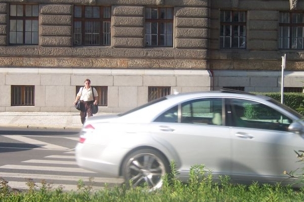 Jak na druhou stranu? Počkat, až odjedou všechna vozidla...