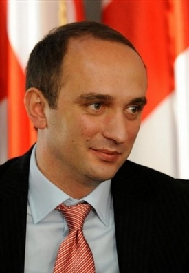 Premi&eacute;r Mgalobli&scaron;vili. Podle gruz&iacute;nsk&yacute;ch m&eacute;dii ho Saaka&scaron;vili udeřil.
