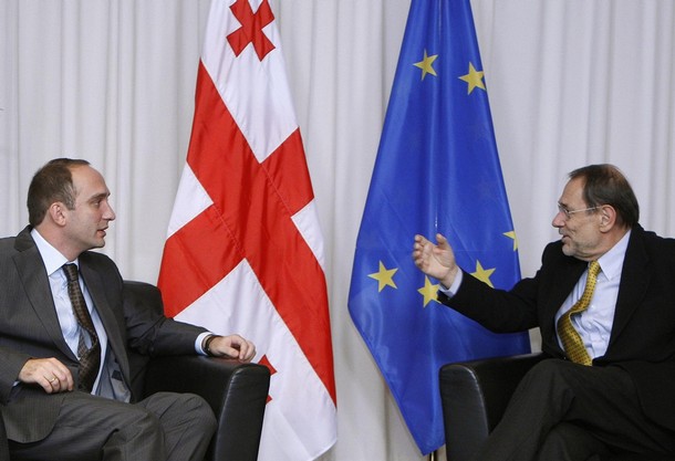 Premiér Mgaloblišvili s šéfdiplomatrem EU Solanou. Premiér Mgaloblišvili s šéfdiplomatrem EU Solanou.