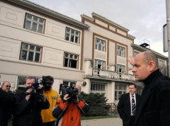 Ministr kultury Václav Jehlička navštívil 12. února Přerov, aby si prohlédl historický spolkový dům Trávník, který začala před dvěma dny stavební firma přes protest odborníků i ministerstva kultury rozebírat.
