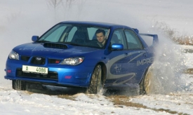 Přetáčivý smyk, kdy se záď snaží předběhnout příď automobilu. Může ho vyvolat například brždění v zatáčce; jindy si jím pomůže sám řidič, když jeho auto míří ze zatáčky do lesa.