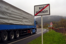 V místech, kde končí obec Nové Heřminovy, vyroste hráz.