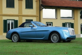 Pinainfarina Hyperion kombinuje moderní techniku s klasickými řemesly. Boční dveře jsou ručně vyrobené z masivního dřeva, ale karoserie je již karbonová a bixenonovým světlometům pomáhají LED diody.