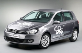 Studie ekologičtější verze naftového volkswagenu golf má stejně střídmé stravovací nároky jako o třídu menší model Polo BlueMotion.