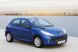 Příď Peugeotu 206+ má nové světlomety, stejně jako u 207 protažené daleko do blatníků. Změnila se i kapota a chladič, celek by nebyl kompletní bez obřího loga automobilky.