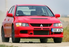 Vizáží nemá sériový Lancer Evolution IX ke svému rallyeovému vzoru daleko.