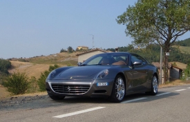 Tvary 612 Scaglietti vycházejí z modelu Ferrari 375 MM z roku 1954, který nechal pro manželku Ingrid Bergmanovou postavit na zakázku režisér Roberto Rossellini.