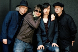 Primal Scream nyní věří v Beautiful Future. Primal Scream nyní věří v Beautiful Future.