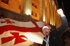 Demonstrant s gruzínskou vlajkou.