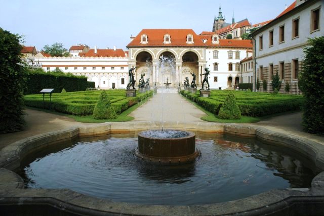 Valdštejnská zahrada se otevřela. Valdštejnská zahrada se otevřela.