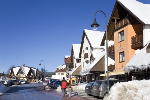 Skibus projíždí Harrachovem.
