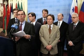 Belgick&yacute; diplomat čte prohl&aacute;&scaron;en&iacute; Rady bezpečnosti ke Kosovu.