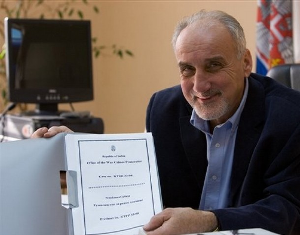 Srbský prokurátor Vukčevič drží spis s informacemi o případu.