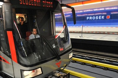 První cestující budou moci využít nové stanice již 9. května. První cestující budou moci využít nové stanice již 9. května.
