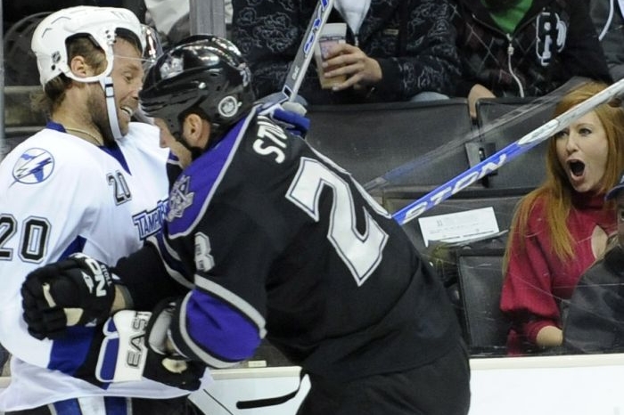 Václav Prospal (vlevo) v souboji s Jarretem Stollem z Los Angeles.
