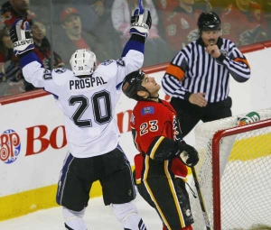 V&aacute;clav Prospal se raduje ze sv&eacute;ho g&oacute;lu do s&iacute;tě Calgary.
