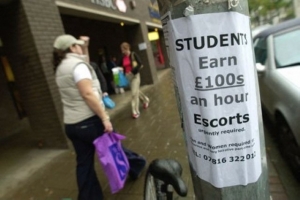 Plakát u Cardiff University láká dívky do eskortních služeb.