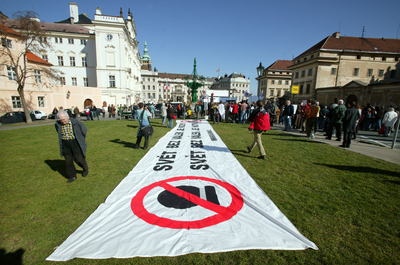 Demonstrace na Hradčanském náměstí proti radarové základně.