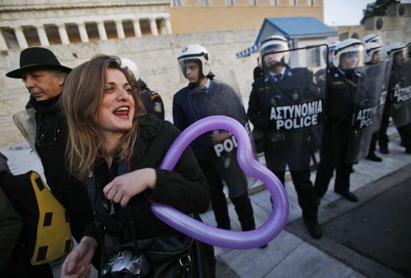 Protesty pokračují. Pokojné projevy nesouhlasu s vládou - Atény. Protesty pokračují. Pokojné projevy nesouhlasu s vládou - Atény.