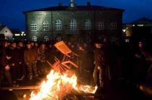 Protesty kvůli hospodářské krizi byly v severské zemi dramatické.