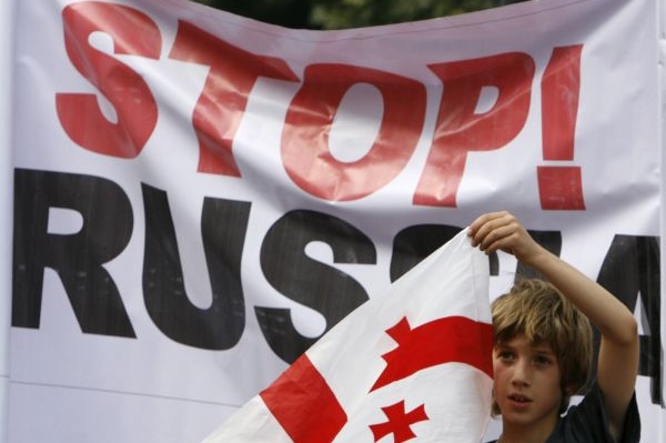 Jeden ze stopadesáti tisíc účastníků protiruské demonstrace v Tbilisi.