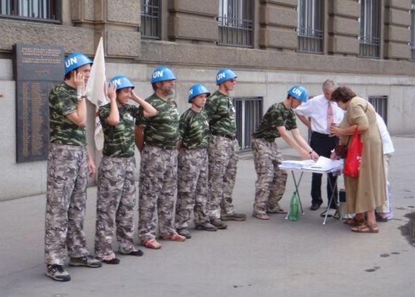 Členové hnutí Ne základnám ve stejnokroji.