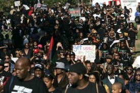 Protestující Afroameričané v louisianské Jeně