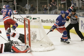 Petr Průcha (s č. 25) oslavuje svou branku proti NJ Devils Petr Průcha (s č. 25) oslavuje svou branku proti NJ Devils