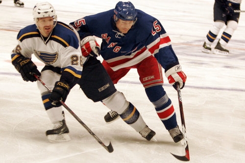 Ilustrační foto: Petr Průcha (25) z New York Rangers a Matt Walker (28) z St. Louis Blues