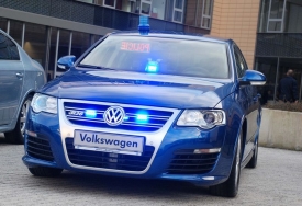 Policie si vybrala snad nejnenápadnější stíhací vůz, jehož slabších sourozenců se po našich silnicích prohánějí tisíce. Pokud policisté nevyndají maják, půjde si je navzájem splést.