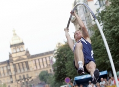 Tyčkař Adam Ptáček vyhrál závod na Václavském náměstí, v jeho průběhu se však zranil