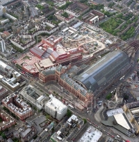 Celkový pohled na viktoriánskou budovu nádraží St. Pancras.