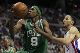 Rajon Rondo (9) z Celtics je br&aacute;něn Tayshaunem Princem (22).