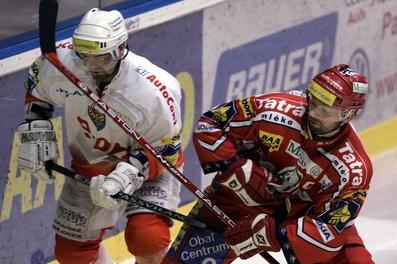 Výměna dresů - Peter Pucher ještě jako znojemský Orel (vlevo) a Jiří Dopita v dresu Pardubic