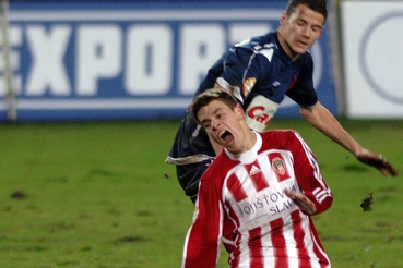 Slavista Daniel Pudil fauluje žižkovského Ondřeje Kušníra.