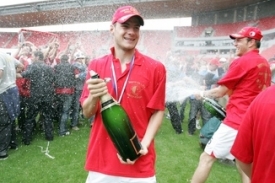 Záložník Slavie Daniel Pudil při oslavě zisku titulu mistra ligy.