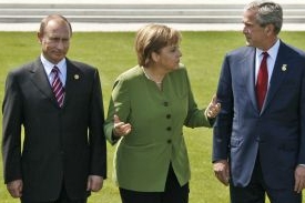 Merkelová mezi studenoválečníky Putinem a Bushem. Merkelová mezi studenoválečníky Putinem a Bushem.