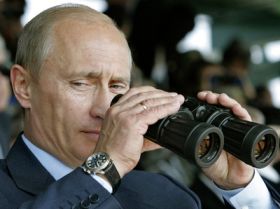 Vladimir Putin sleduje dne&scaron;n&iacute; vojensk&eacute; cvičen&iacute;