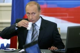 Vladimir Putin během dnešní televizní debaty Vladimir Putin během dnešní televizní debaty