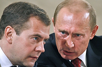 Medveděv (vlevo) a Putin: Nemusím ti snad říkat, co máš dělat...?