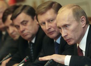 Vladimir Putin (vpravo), Sergej Ivanov a Dmitrij Medveděv (vlevo)