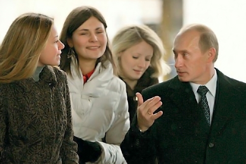 Vladimír Putin ve společnosti krásných žen.