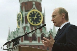 Putin, je&scaron;tě jako rusk&yacute; prezident, řečn&iacute; před Kremlem.