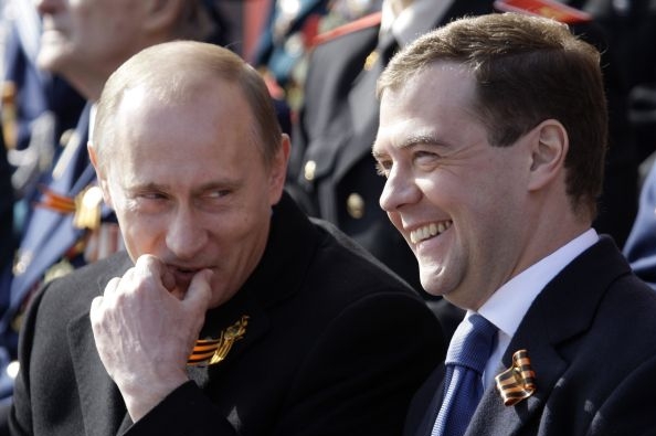 Ruský premiér Vladimír Putin a jím zvolený nástupce Dmitrij Medveděv. Ruský premiér Vladimír Putin a jím zvolený nástupce Dmitrij Medveděv.